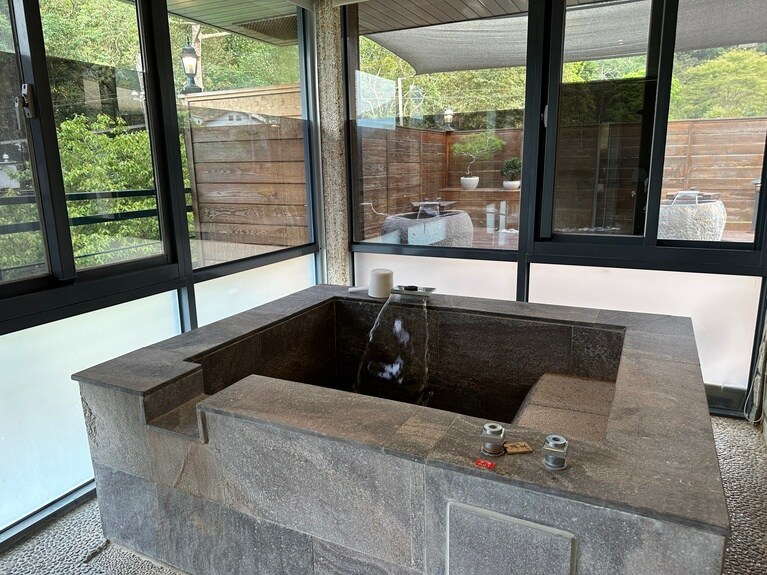 部屋には大きな湯船の温泉付き。