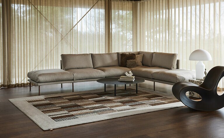 2022年の新コレクション「QUILT」は、日本の“襤褸(ぼろ)”からインスパイアされたラグ。寒さや貧困をしのぐための針仕事であった襤褸は、現在海外で“BORO”として、芸術的価値が見いだされている。