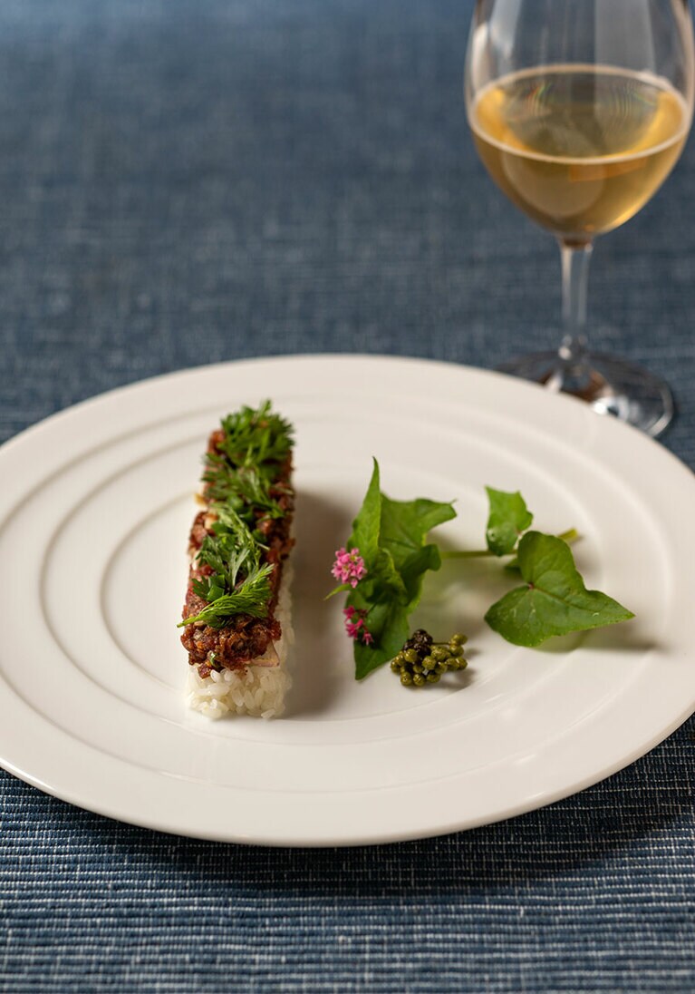 “チェンマイラープ”。北タイでは水牛の生肉を使う。馬肉に替え、自家栽培のもち米と。