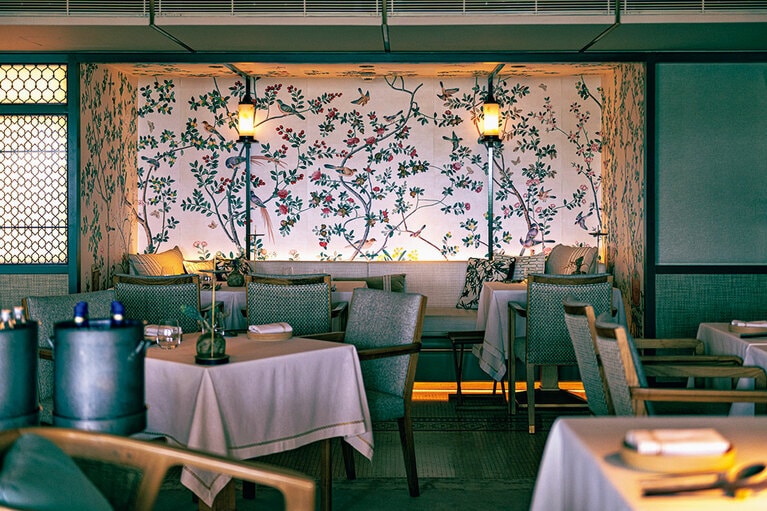 金角湾や旧市街地が一望できるダイニング。夏はテラス席も開放される。