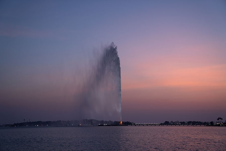 飛行機のジェットエンジンで吹き上げる世界一の高さを誇るファハド王の噴水。