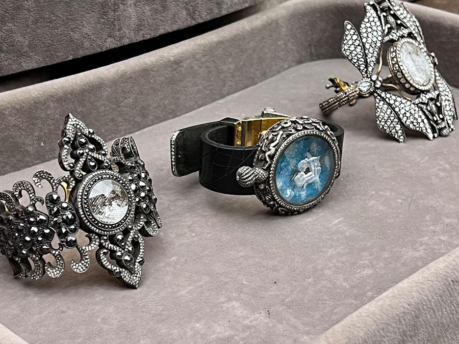 右と左は、時計というより、もはやブレスレットの中に時計が埋もれている(笑)。中央は2人の天使が針となった懐中時計風デザイン。