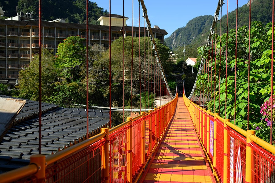 吊橋で渓谷を行き来する、温泉情緒あふれる「谷關（グーグァン）温泉」。