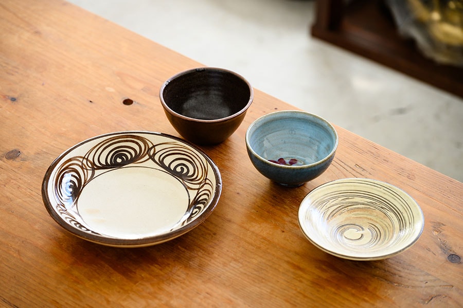 左の印象的なうつわは「馬の目皿」と呼ばれるもの。奥村さんが選んだ主菜皿、ごはん茶碗、汁椀、小皿の組み合わせ。