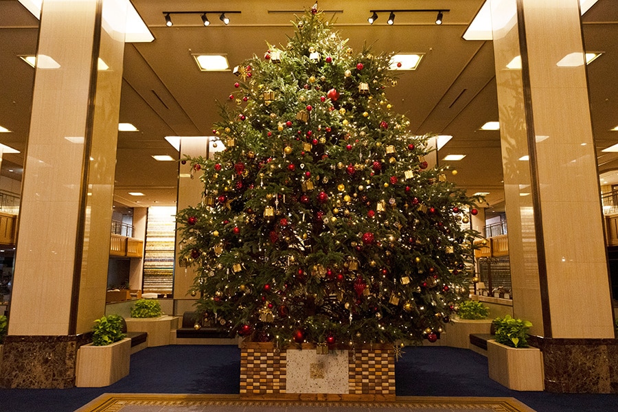 本館ロビーのクリスマスツリー。