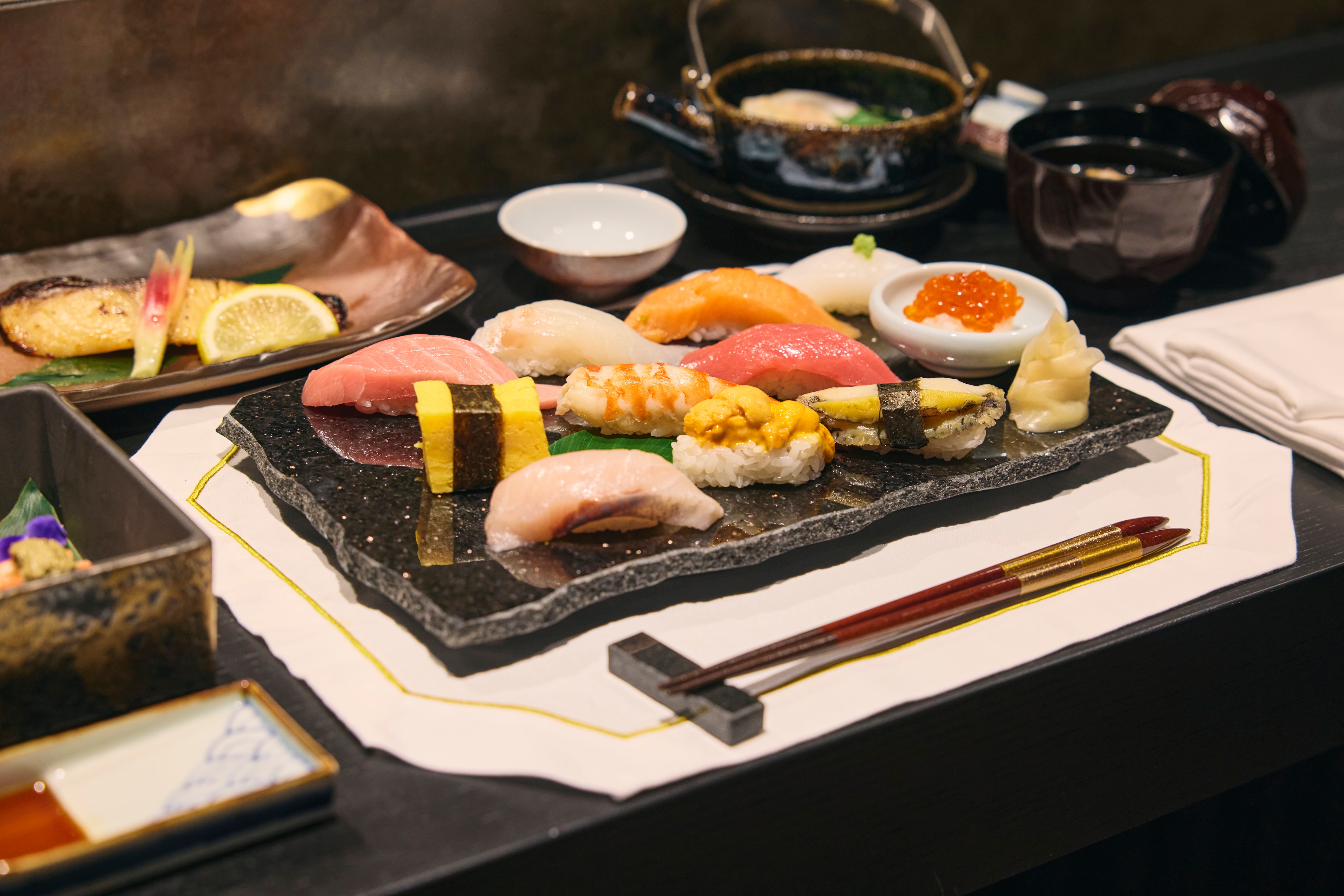 「寿司バー潮彩」で提供されるおまかせ寿司コース。