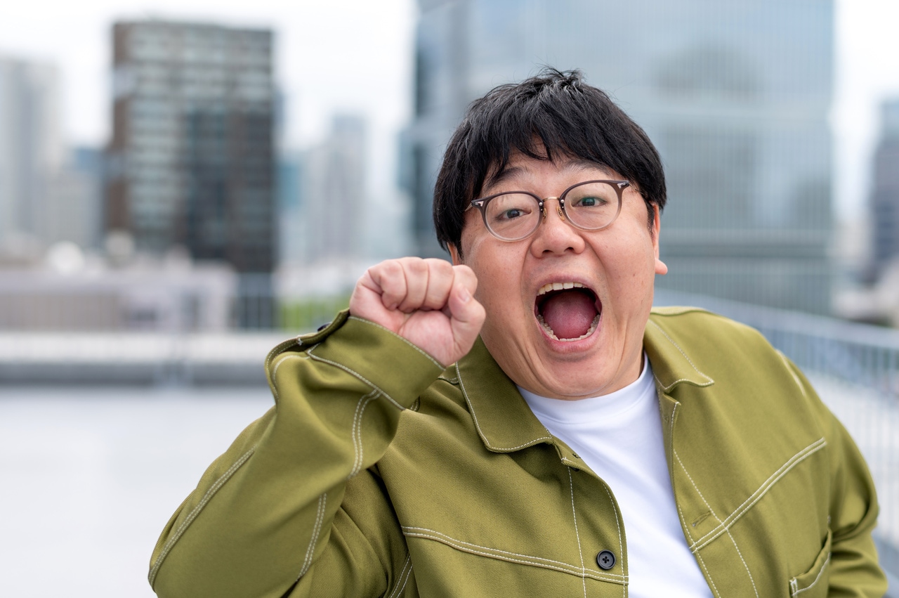 イワナを食べる様子のタイムマシーン3号、関 太さん。