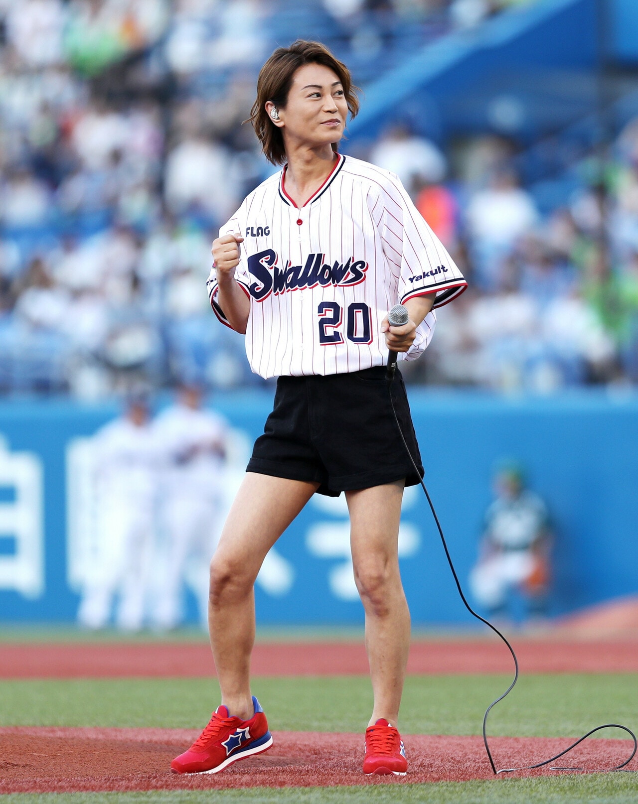 2019年、始球式に登場し、「大丈夫」を披露した氷川きよし。ヤクルトスワローズのユニフォームの色使いに合わせたのであろう。赤と青のデザインのスニーカーを持ってくるあたり、さすがファッショニスタ!(撮影:時事)。