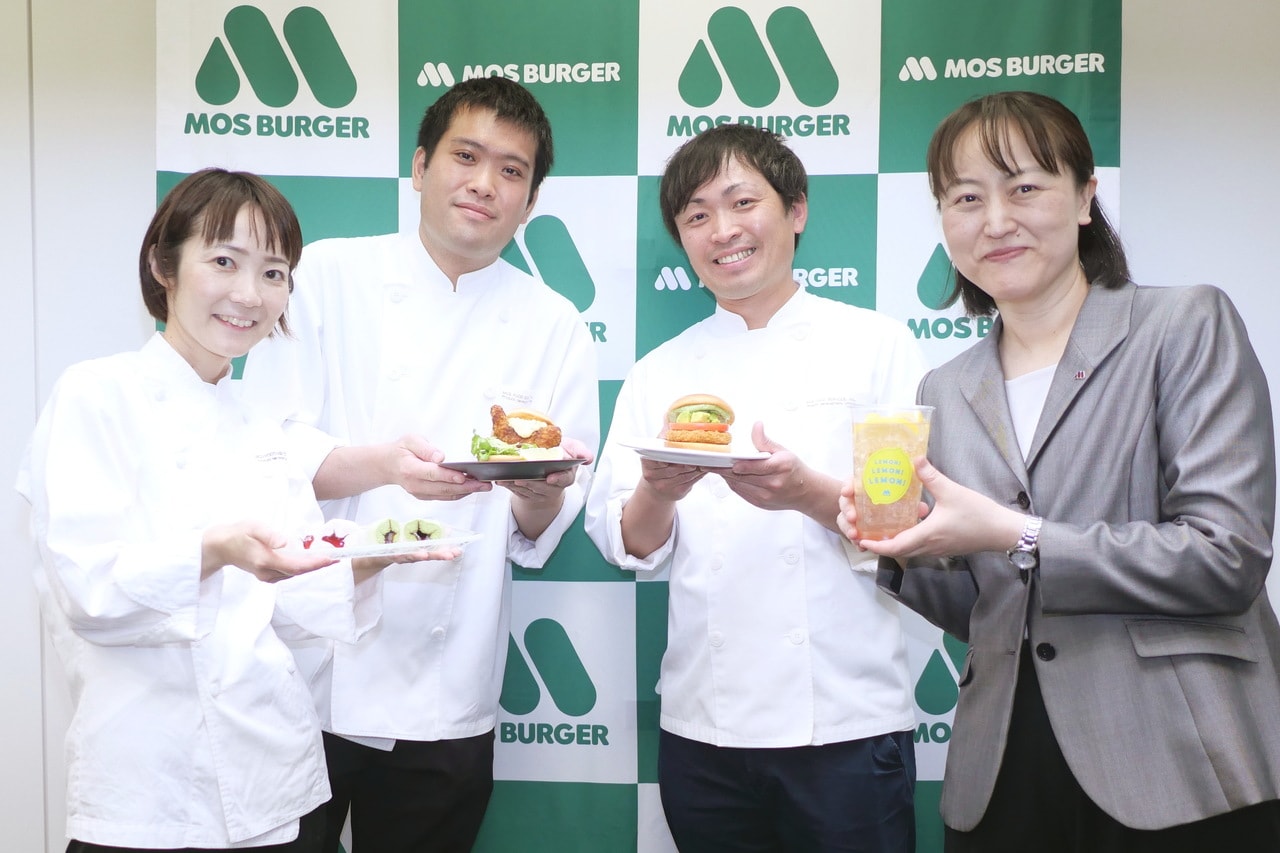 右から商品開発部長の大久保さん。開発担当の上田洋輔さん、渡部拓巳さん、そしてスイーツ担当の堤さん。