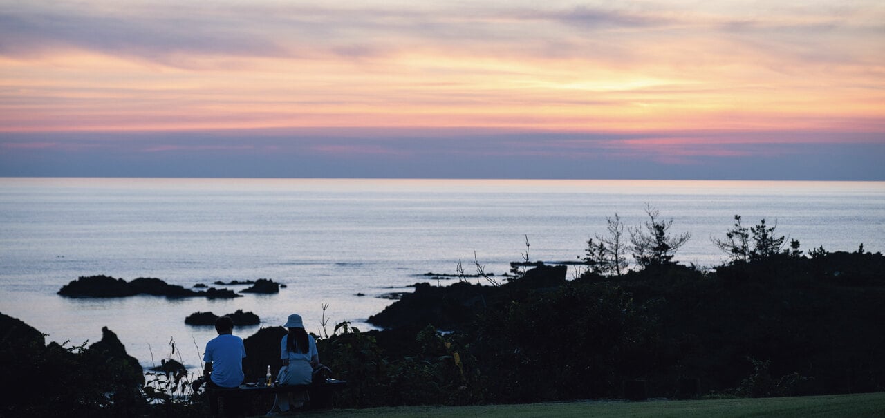 島の西海岸は夕日の名所が多く、思わずペダルを止めてしまう光景に出合えそう。