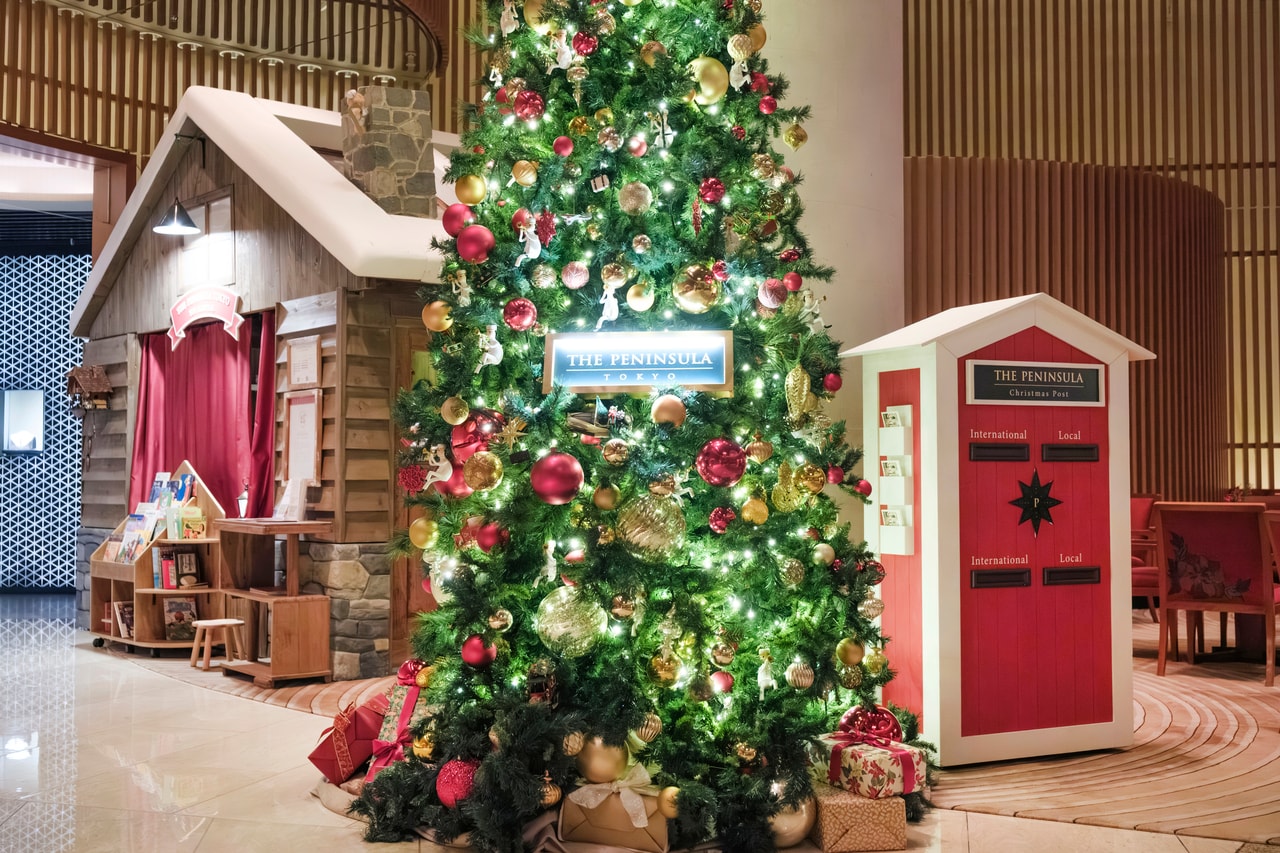 ロビーのツリーの左右には、おもちゃ病院やレターライティングのポストが。