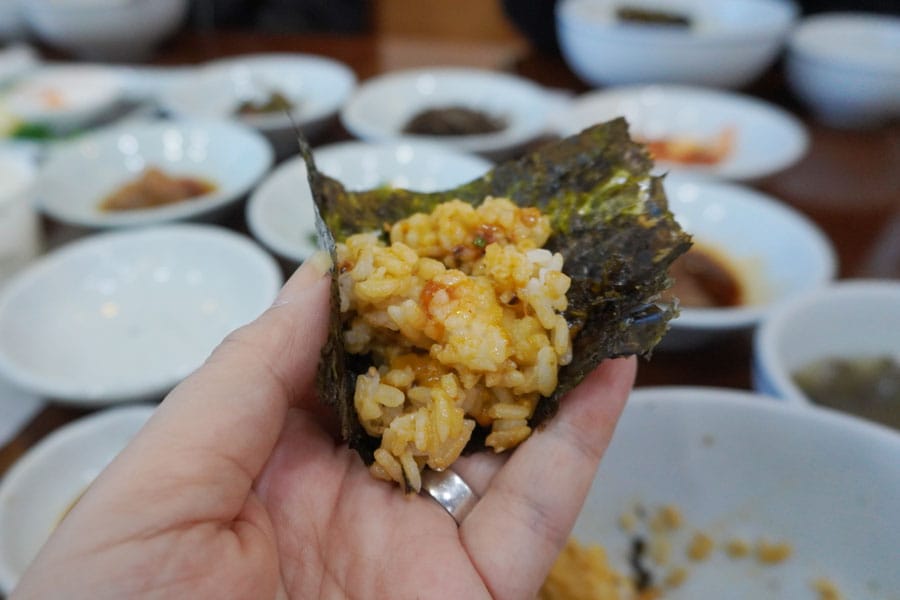 お好みで、おかずとして出される海苔に挟んで食べるのもおすすめ。