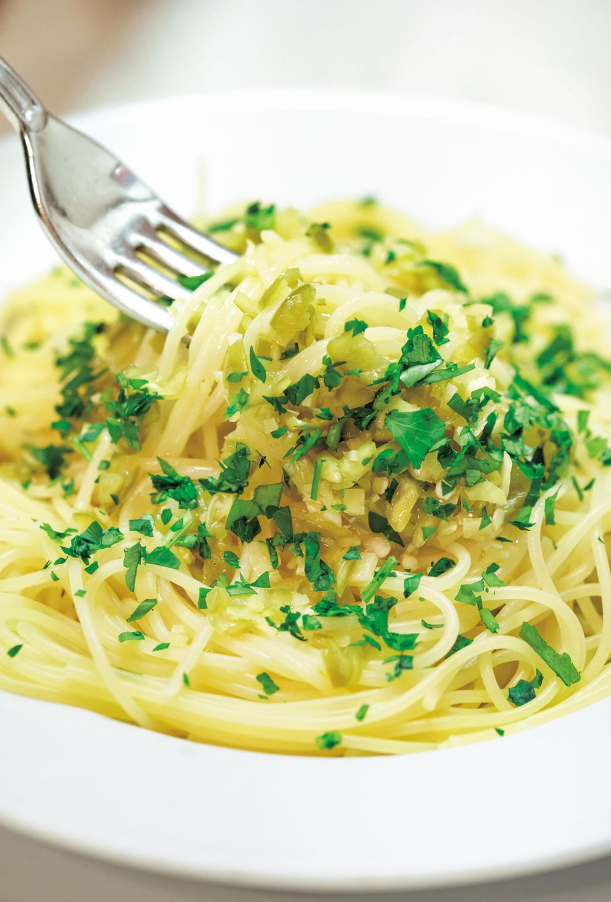 客の8割が注文するというレモンパスタ。レモンピールにピリッとした青唐辛子が利いている。18.5ユーロ。