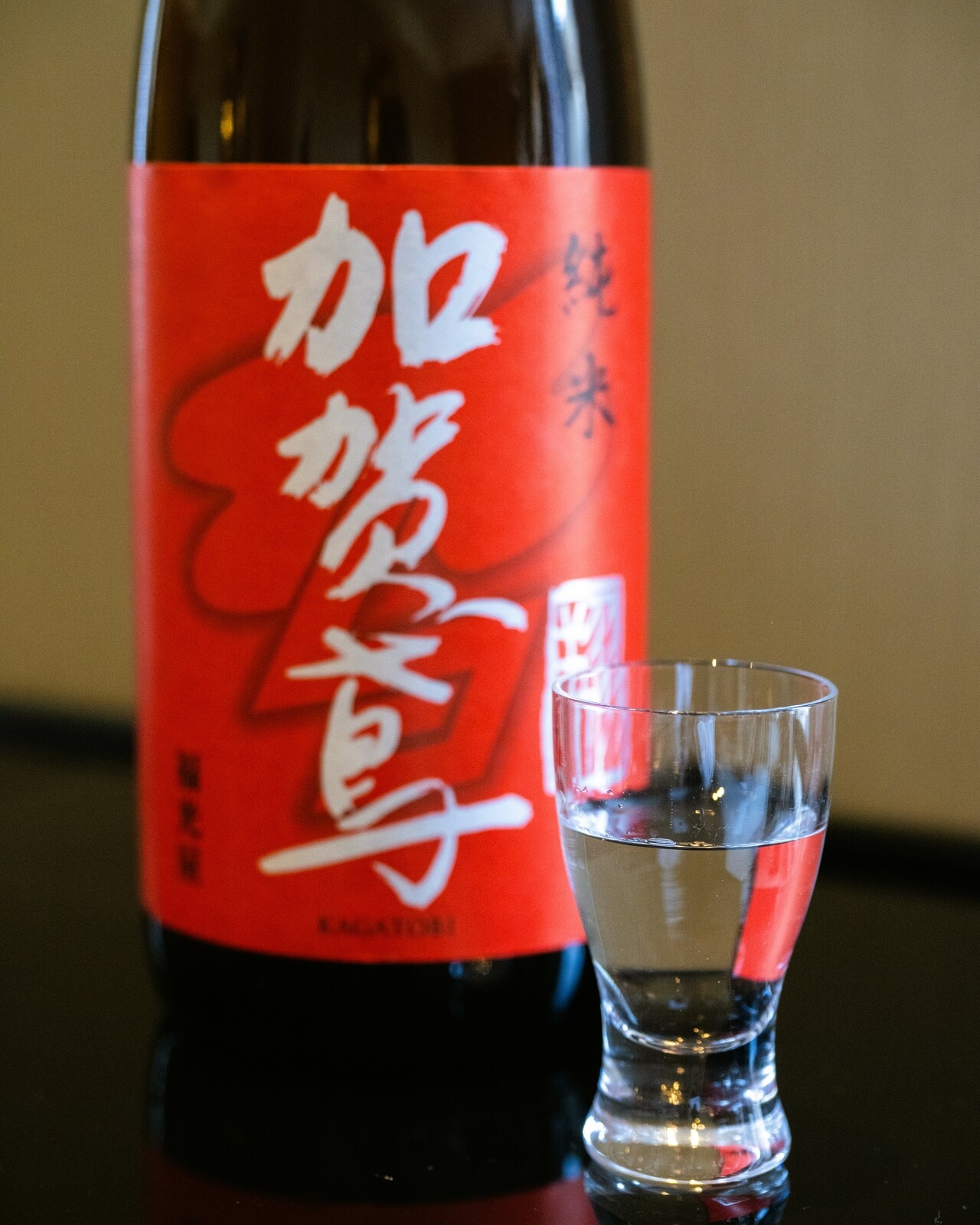 チェックインしたゲストには、ロビーエリアにてウェルカムドリンクを用意。加賀の銘酒なども味わえると好評。