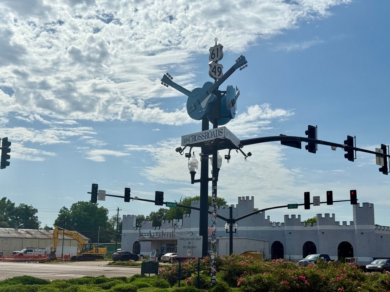 クロスロードと呼ばれる観光名所。ブルースミュージシャンのロバート・ジョンソンが、魂を悪魔に売ることでブルースの技術を手に入れたとされる伝説の場所。