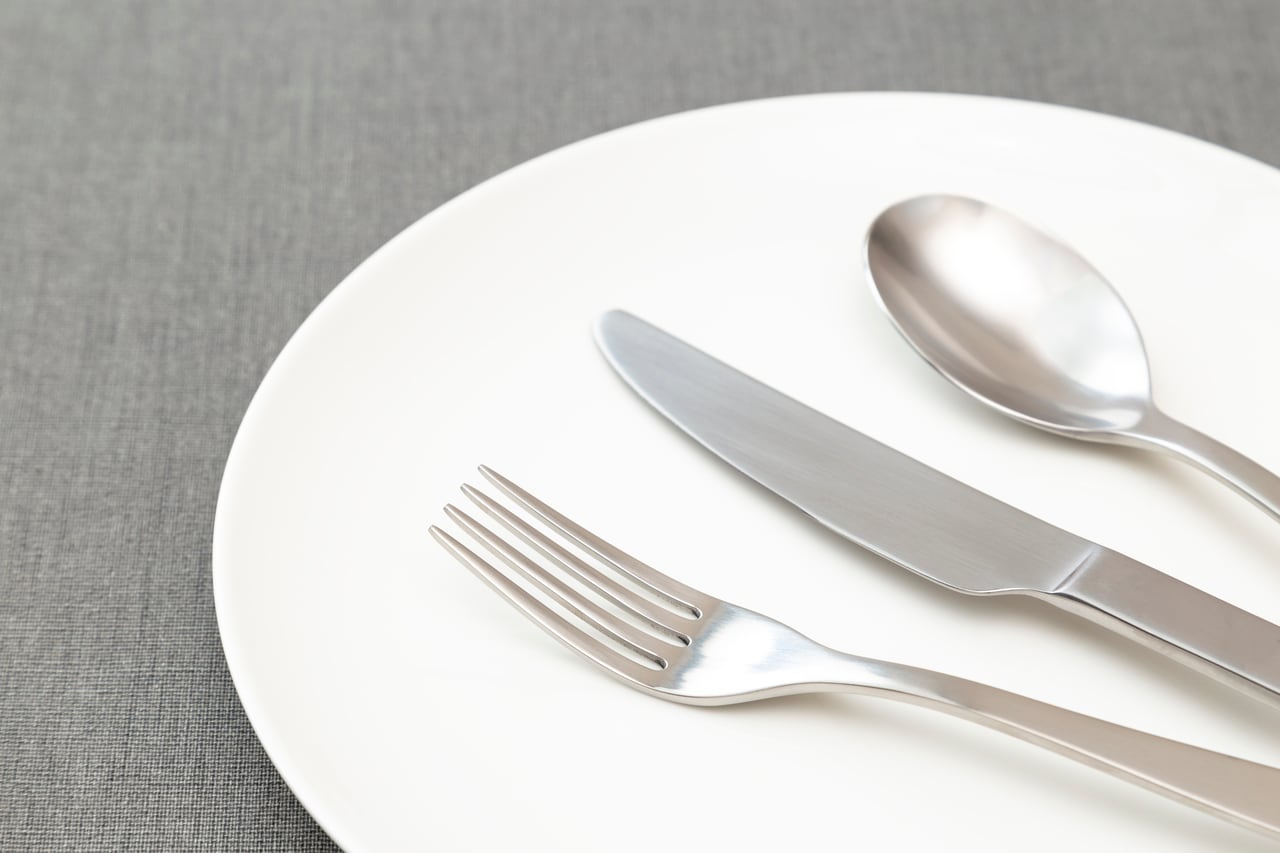 ラフバラー大学のジェイムズ氏らの研究では、「小さいスプーンで食べると約8％食べる量が減った」と報告。「小さいスプーンで食べると、ひと口あたりの食事量や食べる速度に変化が生じたと研究チームは説明しています。このように食器を変えるだけで、食べる量や内容を変えることができるんですね」　©years/イメージマート