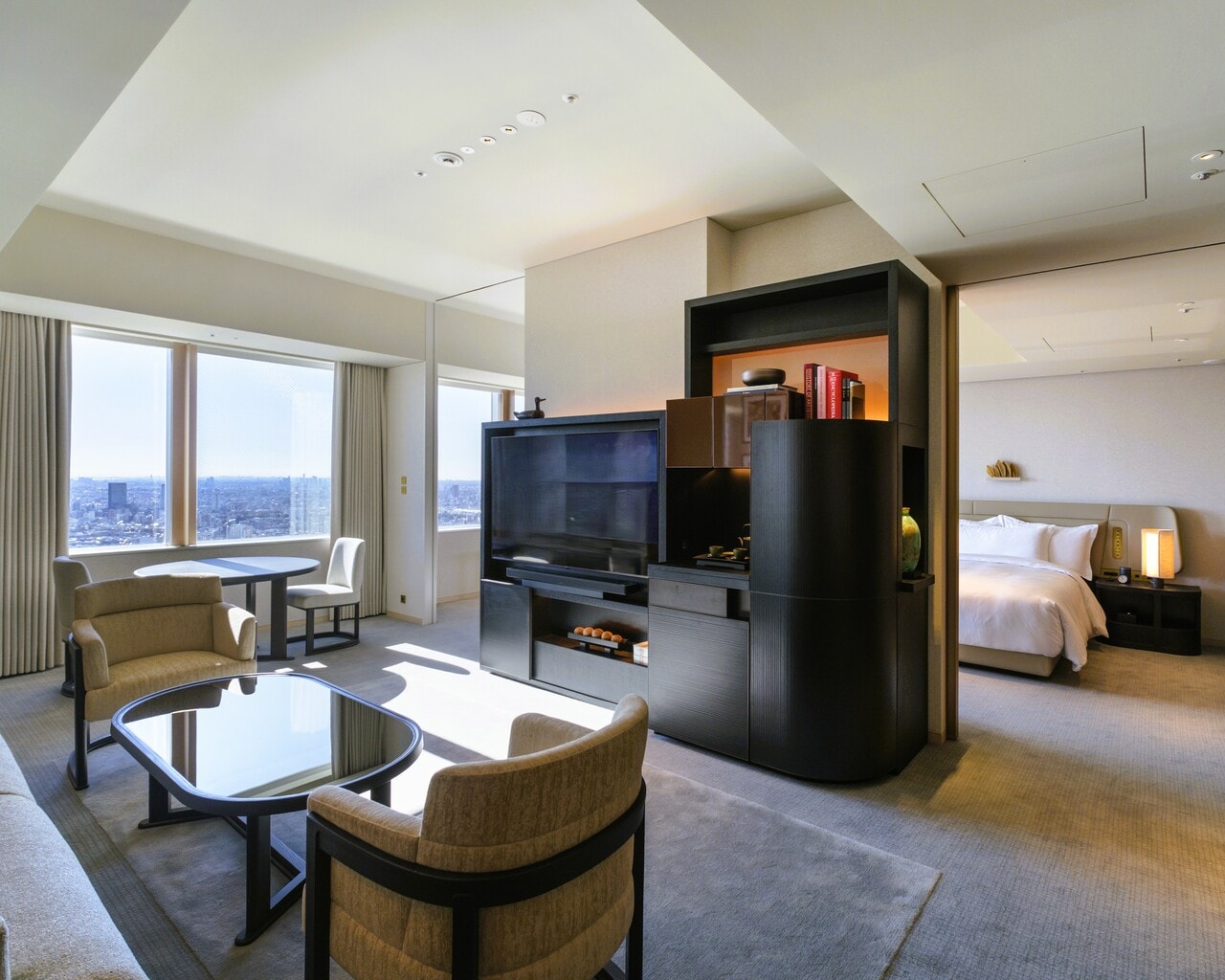 ホテルに宿る美意識を確実に継承しながら、新たに生まれ変わった客室。静寂に包まれてゲストに上質な安らぎをもたらす、天空に浮かぶサンクチュアリです。