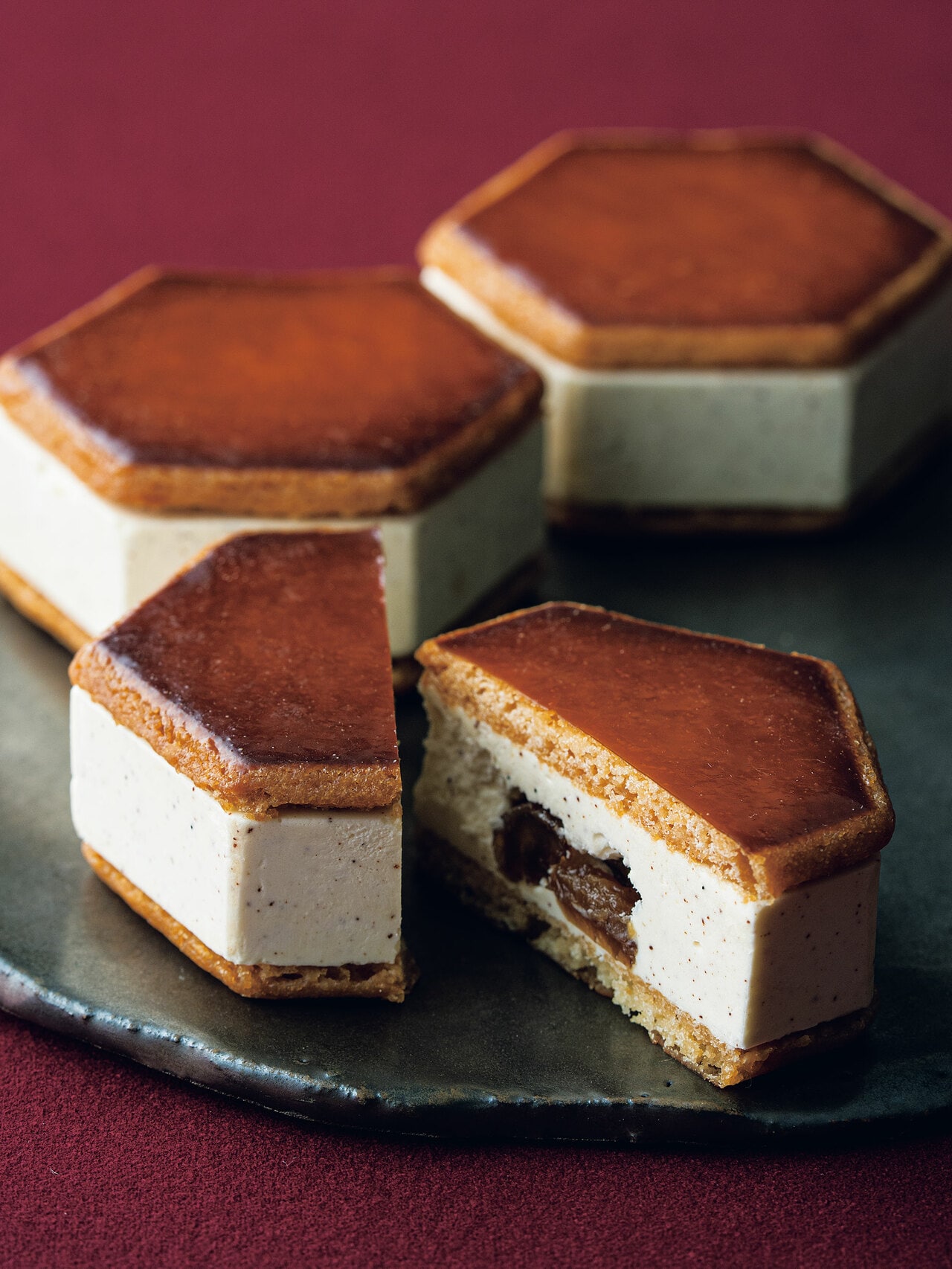 幸せの焦がしバターサンド【ラムレーズン】 SPECIAL BOX6個入り 5,800円／DEAR BUTTER SAND