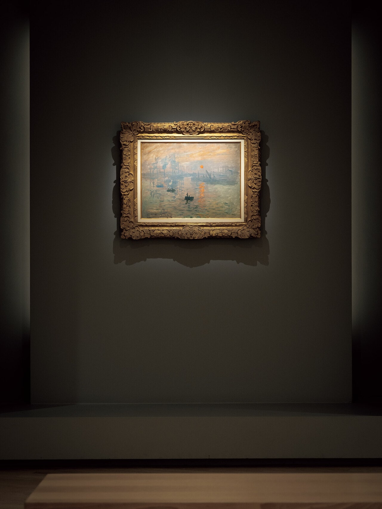 1872年、ル・アーヴル港の夜明けを描いた《印象、日の出》。この一枚を見た批評家が「印象に過ぎない」と揶揄したことが、一つの芸術運動に名前を与えた。