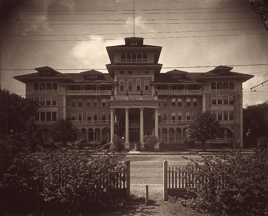 1909年に撮られた外観。周りは自然豊か。©Bishop Museum