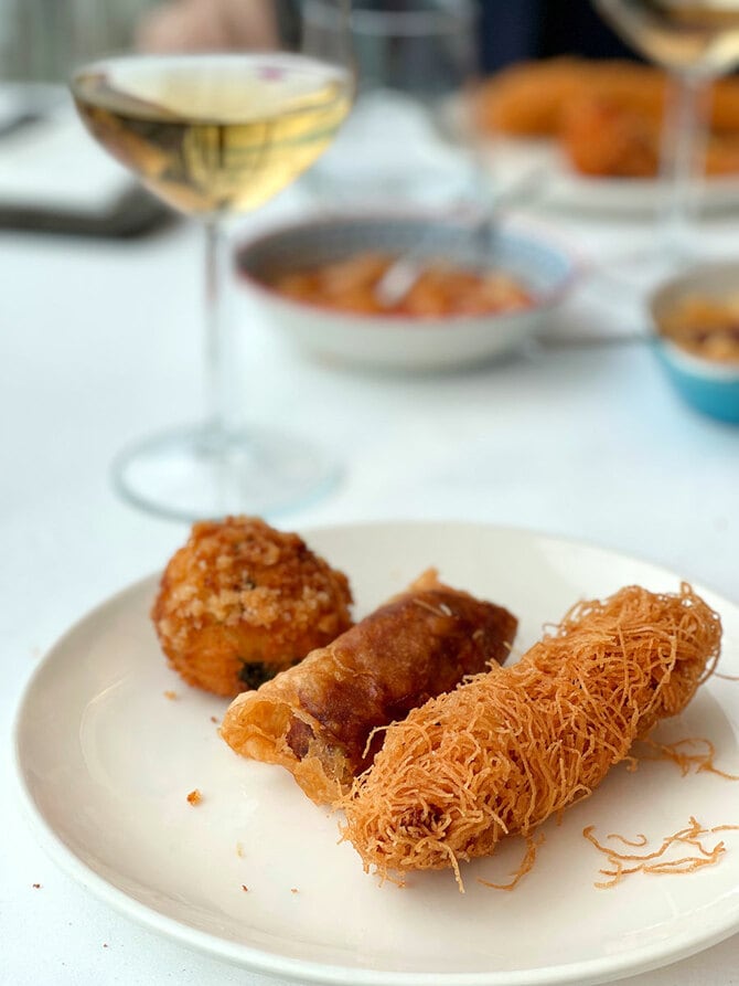 揚げ物の種類も豊富だ。中にはチーズ、野菜、挽肉と米などが入っている。