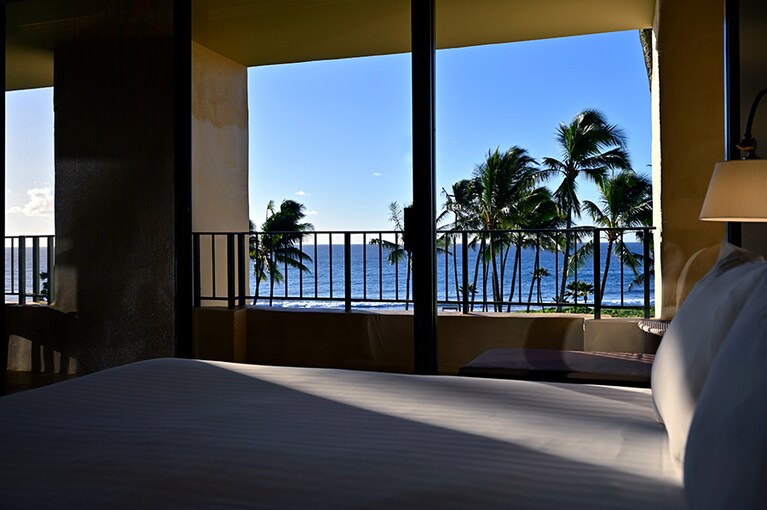 敷地の西端にあり、敷地全体とビーチを望む118平米のグランドスイート。キングサイズのベッドからも海が見え、ゆったりとしたプライベートラナイがある。
