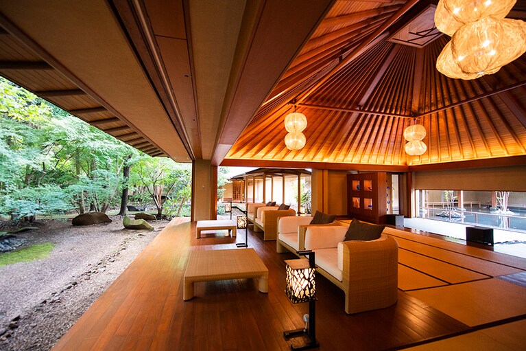 四季折々の自然美と開放感を味わえるロビーラウンジ。