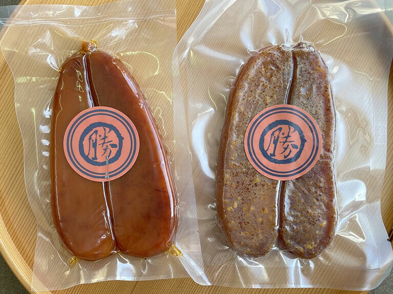 左が通常のカラスミで、右が炙ったカラスミ。