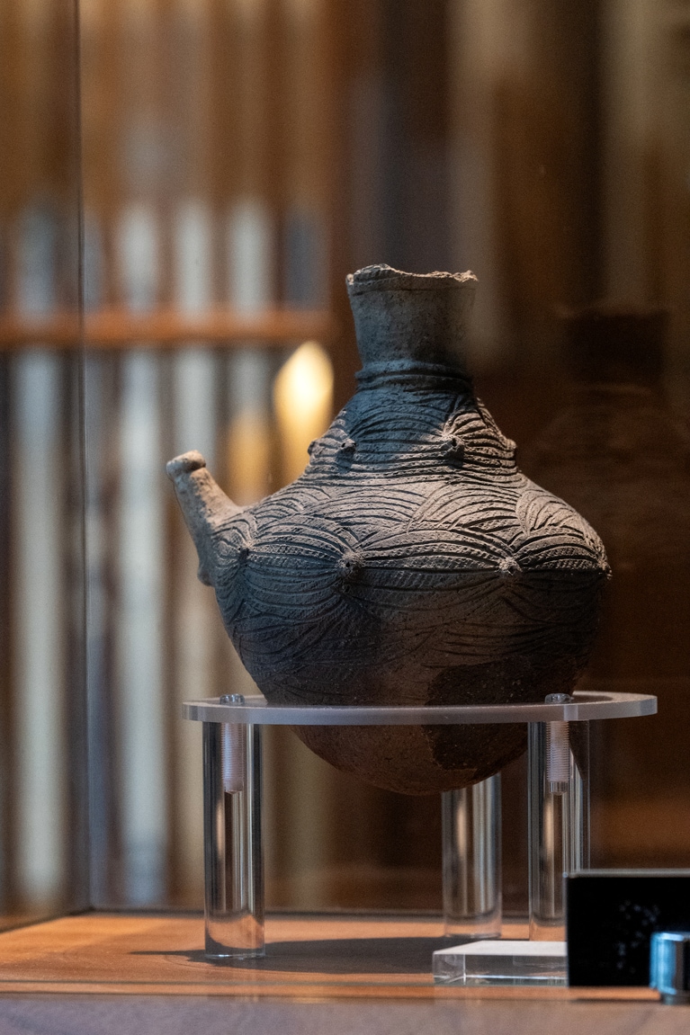 ロビーラウンジで間近に眺めることができる縄文土器。