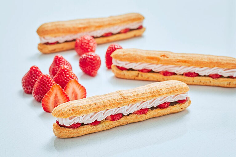 生チョコエクレア あまおう 648円。※小町店で数量限定販売。