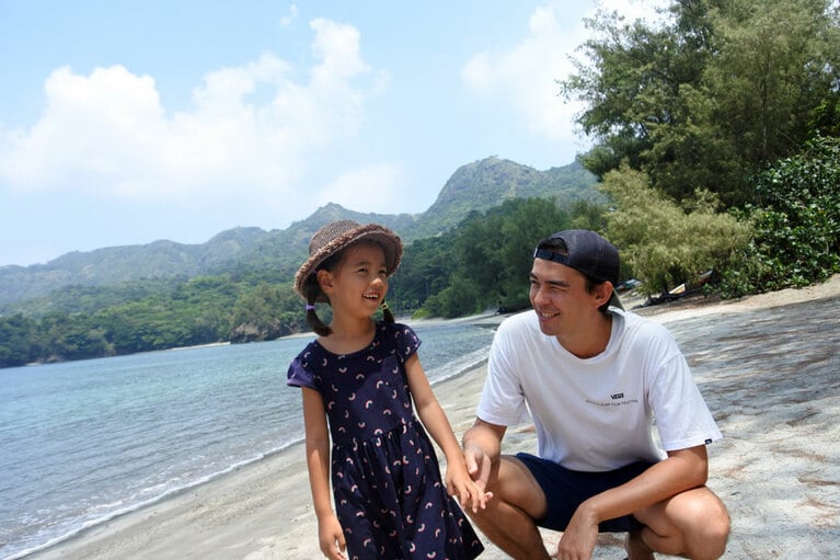 ルディさんと娘さん。人生のタイミングと人とのご縁で小笠原移住を30歳の時に決意。10年を経て、小笠原のカルチャーを発信中。