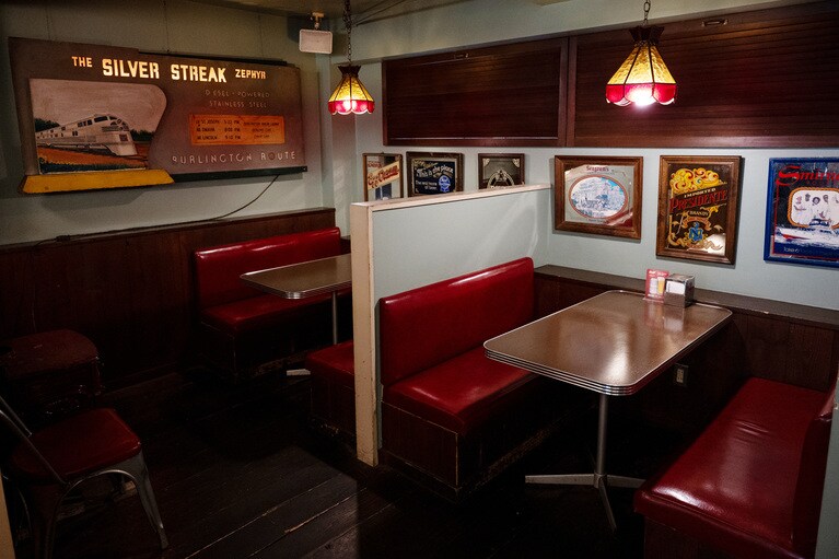 1940年代のシックな内装からは隠れ家のような安心感を感じます。