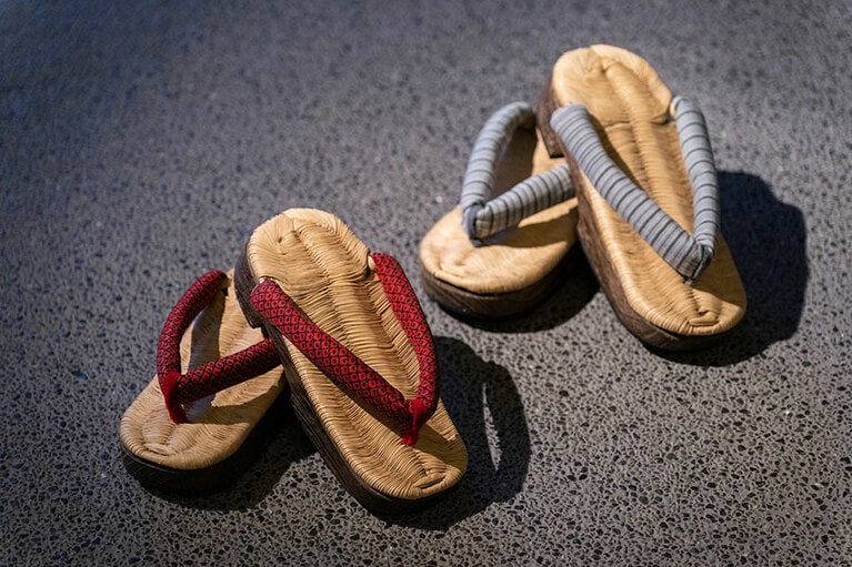 館内のショップでは、日光下駄のセミオーダーメイドが可能。