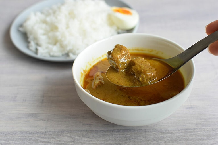 レモングラス、ガランガルなどのハーブの香りに、タマリンドの酸味、そして牛肉の旨みが混じり合い、欧風カレーに近いコク深さに。ココナッツは、ミルク、クリーム、実をローストしたものの3種を使用するこだわりで、香りの層も楽しめる。