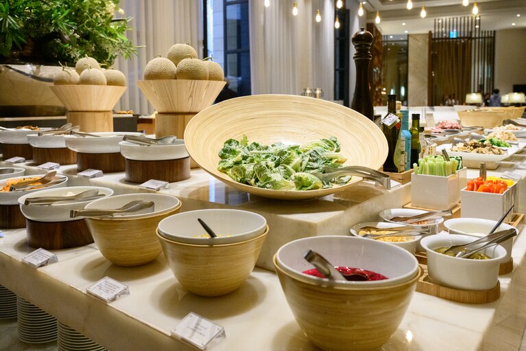 たっぷりのグリーンサラダや彩り野菜が並ぶ、見た目にもヘルシーなサラダバー。写真中央に位置しているシーザーサラダは、ON THE PLATEのシグネチャーメニュー。