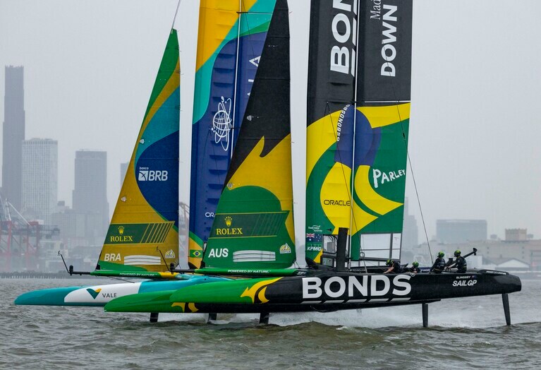 ヨット同士がしのぎを削る接戦の様子は、動画配信でも楽しめる。© Rolex/Simon Bruty for SailGP