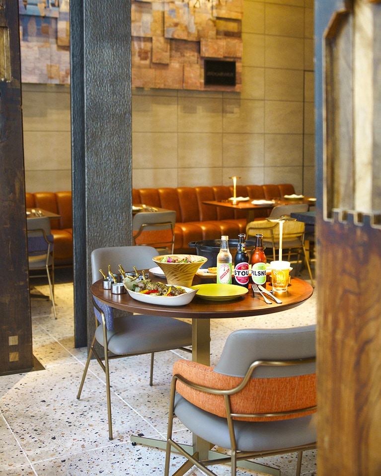 「箕面ビール」などをお供に、気になる一皿をシェアして、わいわい楽しみたい。