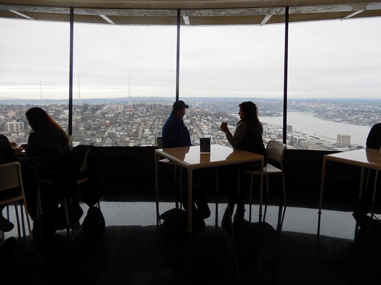 と、思えば回転レストランのバーでまったりしている方も。