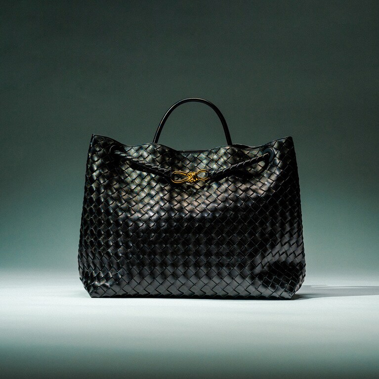 H35×W42×D18cm 1,045,000円。／BOTTEGA VENETA