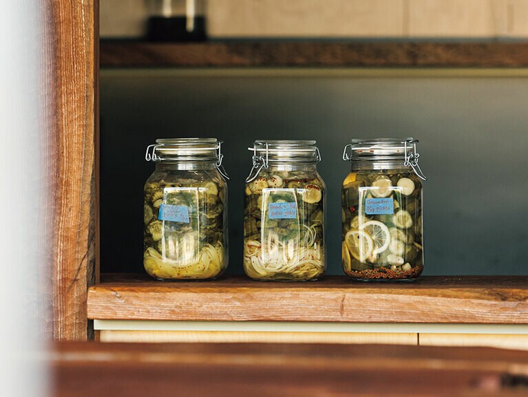 穫れた野菜は発酵や酢漬けにし使い切る。（大分　ENOWA YUFUIN）