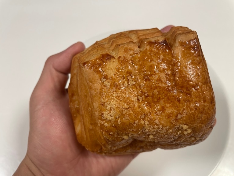 とにかく大きい台湾版クロワッサン。形こそちょっと不格好ですが、サクサクの食感は健在。中は少ししっとりしていて、食べ応えがあるのもポイントです。