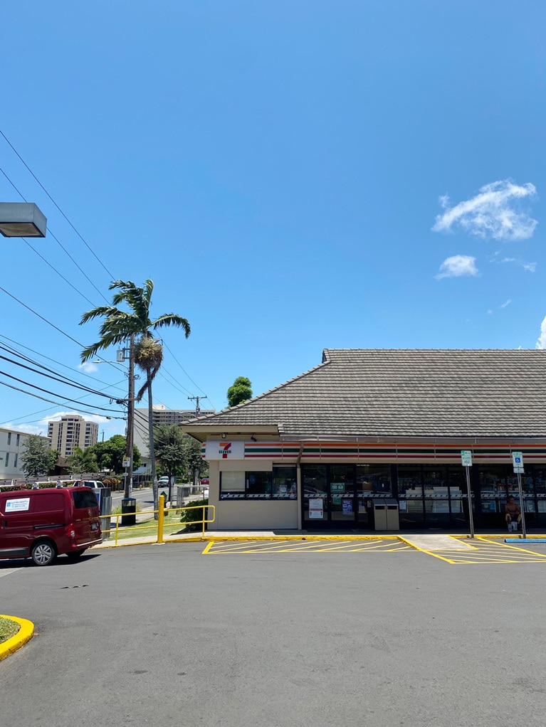 ロックダウン中でも営業しているスーパーやコンビニは、地元っ子にとってちょっとしたオアシスなんです。