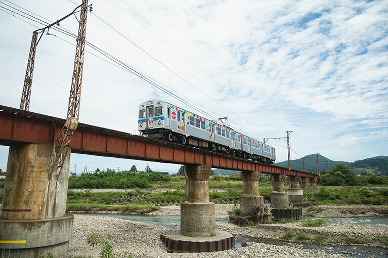 ラッピングされた電車が通るのもいい風情。