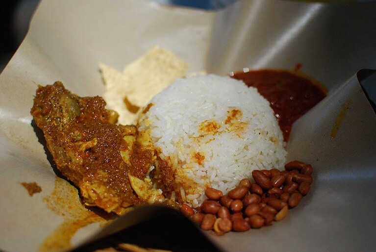 カフェチェーン「オールドタウン・ホワイトコーヒー」のチキンルンダン付きナシレマッ。唐辛子がきいたスパイシータイプ。