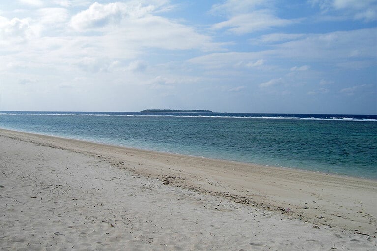 瀬底ビーチからみた水納島。こちらは橋でつながっておらず、本部町から船で渡ります。