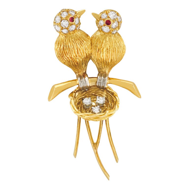 「ラブバード」クリップ：つがいや家族の鳥の姿を象ったクリップは1940年代に登場。以来、仲睦まじくさえずり続ける。深い愛の絆そのものを表現。（YG×RG×PT×WG×DIA×ルビー）1985年作、ヘリテージ コレクション。