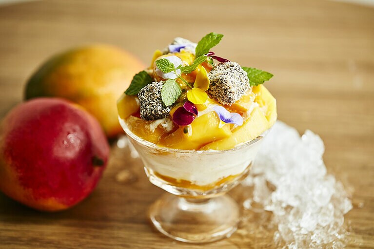 フレッシュマンゴー 1,350円。マンゴーとパッションフルーツのフレッシュな果肉をたっぷりと使ったかき氷。