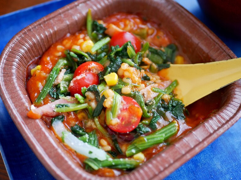 『ベーコンほうれん草』の3分の2量をチンして、同じくレンジにかけたリゾットの上にのせるだけ。