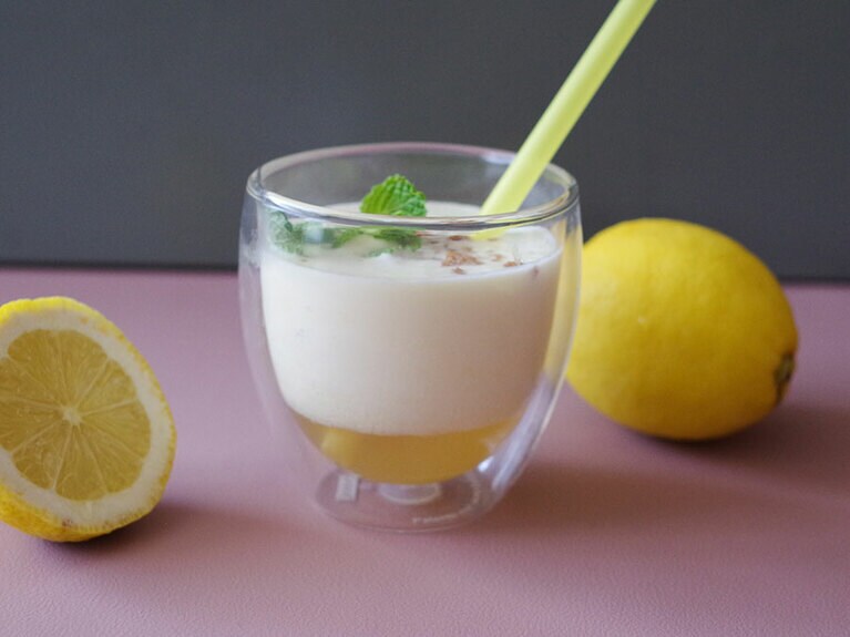 レモンミルクの素を使って簡単に作る「飲むチーズケーキドリンク」。