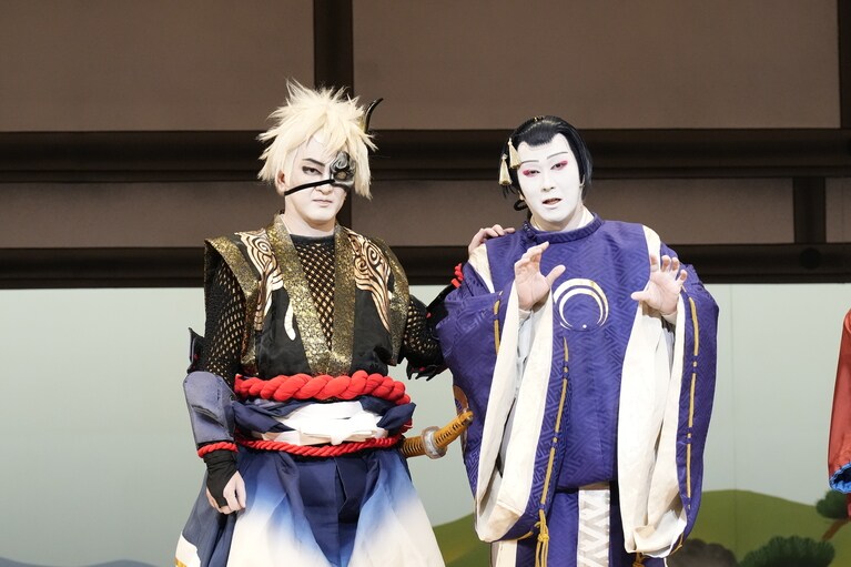 松也さんの肩に手を置く獅童さんは、この座組の「お兄さん」的存在。